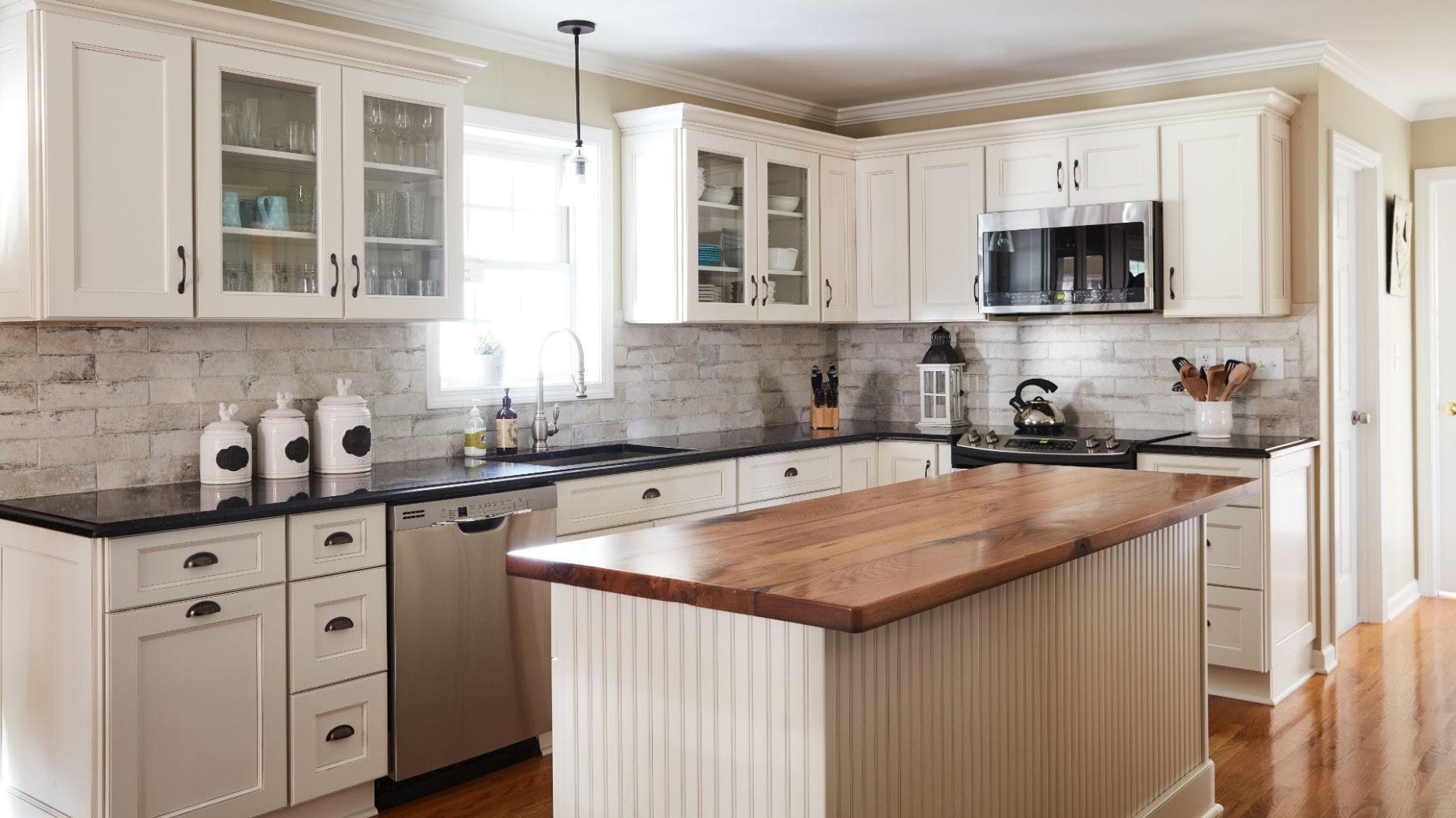 Traditional Kitchen Cabinets [ Photos & Tips for 7 ] - traditional kitchen definition